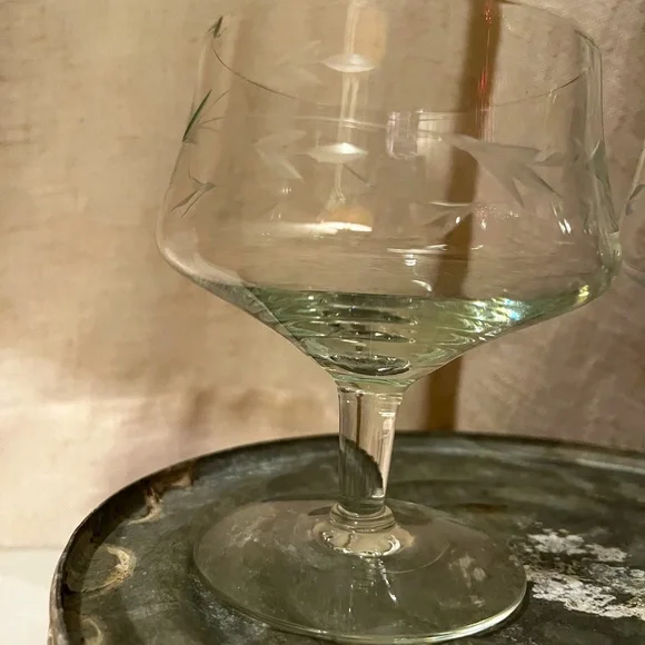 🦄🦄Set of 2 vintage shrimp cocktail glasses with a beautiful etched design. - Picture 6 of 6